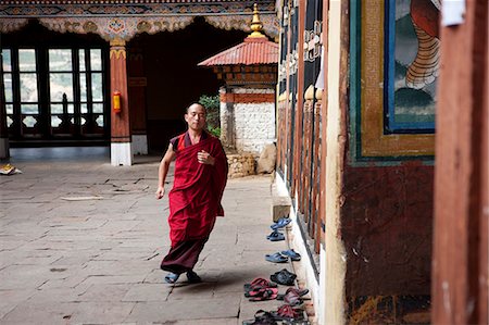 Moines dans le temple de Bhuddist ou le Dzong de Paro, Bhoutan Photographie de stock - Rights-Managed, Code: 862-03710391