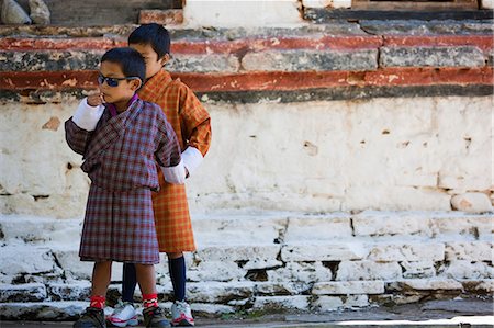 people playing carnival - Bhutan. Children playing around the grounds of the tsechu in Wangdue Phodrang . Foto de stock - Con derechos protegidos, Código: 862-03710426