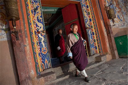 simsearch:862-03710522,k - Bhoutan. Un moine à pied par une porte à la Gangtey Gompa. Photographie de stock - Rights-Managed, Code: 862-03710436