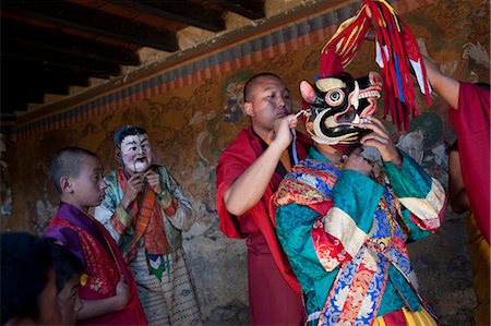 simsearch:841-03065014,k - Participants prepare for the  Tamshingphala Tsechu in Bumthang, Bhutan. Foto de stock - Con derechos protegidos, Código: 862-03710456