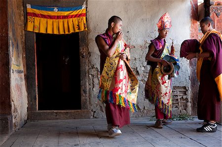 simsearch:862-03710522,k - Les participants préparent pour le Tamshingphala Tsechu à Bumthang, Bhoutan. Photographie de stock - Rights-Managed, Code: 862-03710458