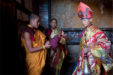 simsearch:862-03710522,k - Les participants préparent pour le Tamshingphala Tsechu à Bumthang, Bhoutan. Photographie de stock - Rights-Managed, Code: 862-03710459