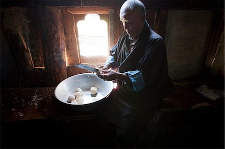 simsearch:862-03710522,k - Un homme prépare des pommes de terre dans la fabrication de l'arra dans Ura à Bumthang, la vallée du Bhoutan Photographie de stock - Rights-Managed, Code: 862-03710476