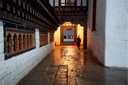 simsearch:862-03710522,k - Scène Hard tirée de la Tashichodzong à Thimphu, Bhoutan. Tashichoedzong est un monastère bouddhiste de la forteresse. Photographie de stock - Rights-Managed, Code: 862-03710504