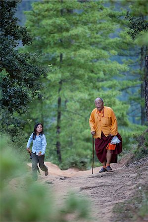 simsearch:862-03710522,k - Un moine bouddhiste et une jeune fille marche sur le chemin d'accès pour le monastère de Paro Taktsang dans le royaume himalayen du Bhoutan Photographie de stock - Rights-Managed, Code: 862-03710523