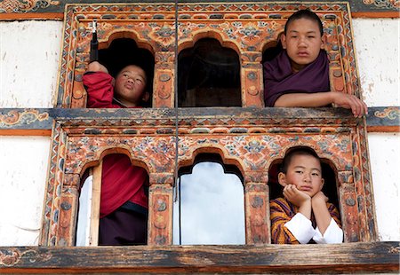 Enfants regardant par la fenêtre d'un monastère au Bhoutan Photographie de stock - Rights-Managed, Code: 862-03710558