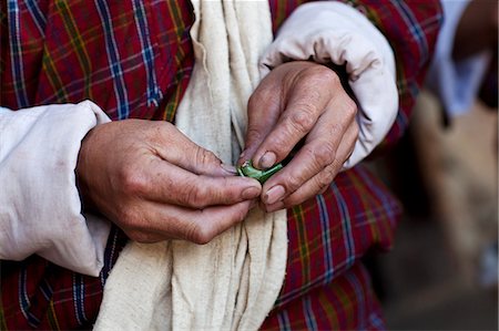 Un homme bhoutanais dans un Gho manger des noix de bétel au Bhoutan Photographie de stock - Rights-Managed, Code: 862-03710550