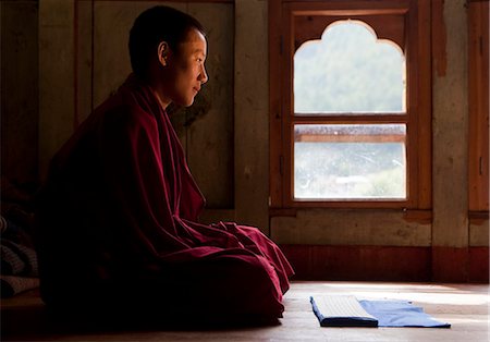 Jakar, Bhoutan. Moines au Dzong de Jakar au Bhoutan Photographie de stock - Rights-Managed, Code: 862-03710577