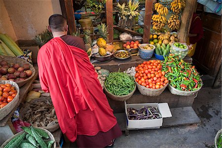 simsearch:862-05997049,k - A buddist monk shopping for produce in Thimphu Bhutan Stock Photo - Rights-Managed, Code: 862-03710597