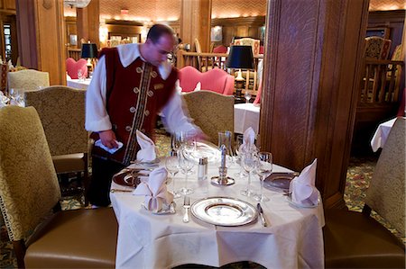 Québec, Canada. Un serveur de mise en place pour le dîner au Château Frontenac dans la vieille ville de Québec Canada Photographie de stock - Rights-Managed, Code: 862-03710646