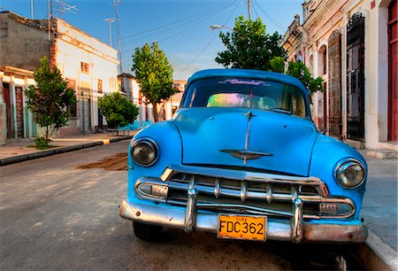 Blue car in Cienfuegos, Cuba, Caribbean Foto de stock - Con derechos protegidos, Código: 862-03710779