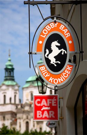 staromestske namesti church - Czech Republic, Prague; Signs advertising bars with St.Nicholas Church in the background Foto de stock - Con derechos protegidos, Código: 862-03710826