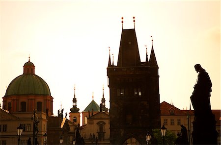 staromestske namesti - Czech Republic, Prague; Across Charles Bridge with city architecture against the sky Foto de stock - Con derechos protegidos, Código: 862-03710832