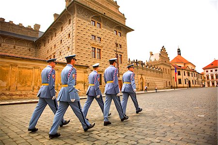 simsearch:862-03360988,k - République tchèque, Prague ; Château de gardes défilant devant le château de Prague Photographie de stock - Rights-Managed, Code: 862-03710843