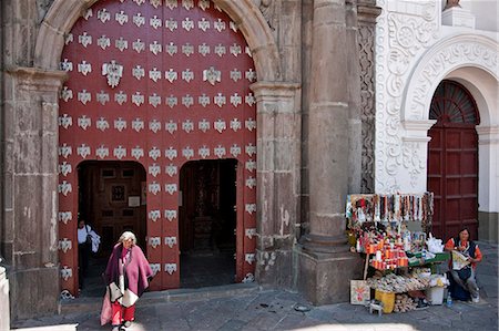simsearch:862-03710870,k - En Équateur, une vieille porte de l'église d'une église catholique à Quito. Photographie de stock - Rights-Managed, Code: 862-03710854