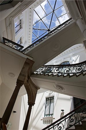 Équateur, escalier du Centre culturel métropolitain dans la vieille ville de Quito. Photographie de stock - Rights-Managed, Code: 862-03710864