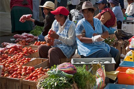 simsearch:841-03675106,k - Ecuador, Indigenous Indian women sell fresh farm produce at the weekly Sangolqui market. Fotografie stock - Rights-Managed, Codice: 862-03710889