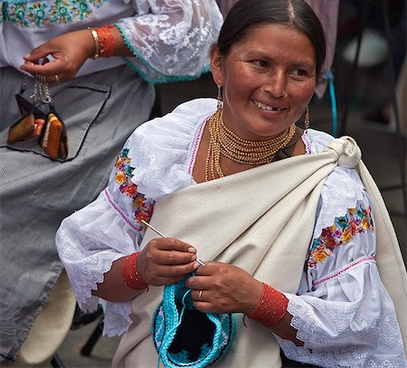 female native american clothing - En Équateur, une femme équatorienne indigène occupée à faire un chapeau en laine au marché d'Otavalo. Photographie de stock - Rights-Managed, Code: 862-03710883