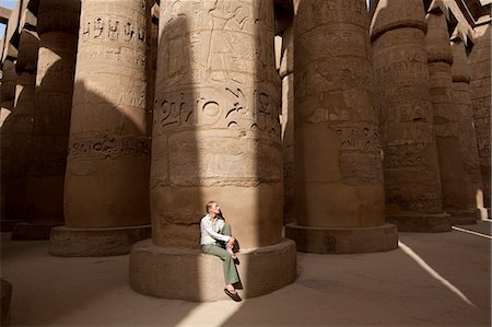 simsearch:862-03713647,k - Egypte, Karnak. Un touriste se trouve à la base d'une colonne de pierre massive dans la grande salle hypostyle. Photographie de stock - Rights-Managed, Code: 862-03710914