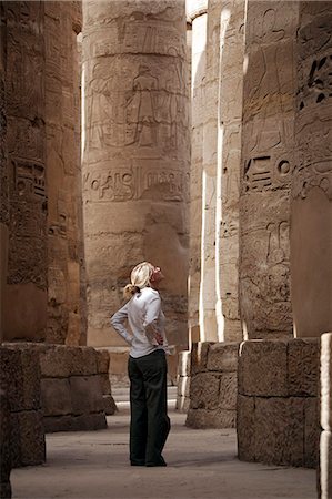 Ägypten, Karnak. Ein Tourist schaut in die massiven steinernen Säulen in die große Hypostyle-Halle. Stockbilder - Lizenzpflichtiges, Bildnummer: 862-03710912