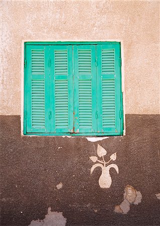 Egypt, Aswan. Shuttered windows keep out the fierce heat on these decorated Nubian houses. Fotografie stock - Rights-Managed, Codice: 862-03710924