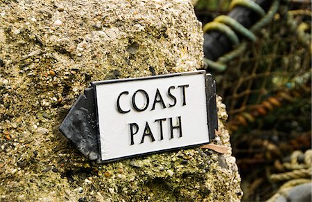 simsearch:862-03353340,k - South West Coastal Path sign in Cadgwith Cove near The Lizard, Cornwall, UK Foto de stock - Con derechos protegidos, Código: 862-03710966