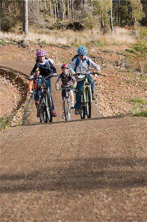 Family cycling along the Lakeside Way, Kielder Water & Forest Park, Northumberland, England. Foto de stock - Con derechos protegidos, Código: 862-03711000