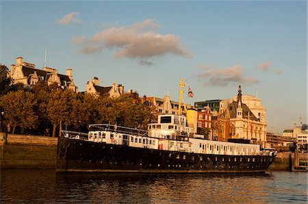 rio tâmisa - England, London, River Thames view of boat converted to a floating restaurant. Foto de stock - Direito Controlado, Número: 862-03711036