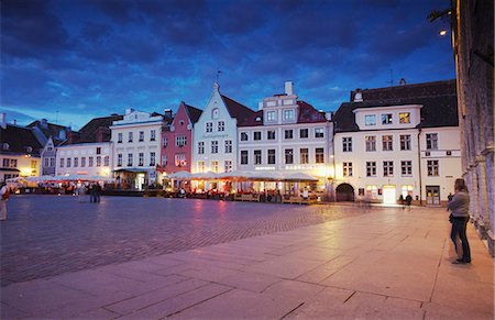 estonia - Estonie, Tallinn, place de la mairie (Raekoja Plats) au crépuscule Photographie de stock - Rights-Managed, Code: 862-03711051