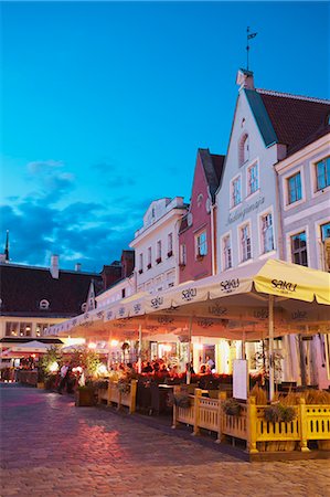 estonie - Estonie, Tallinn, cafés en plein air à la place de la mairie (Raekoja Plats) au crépuscule Photographie de stock - Rights-Managed, Code: 862-03711052
