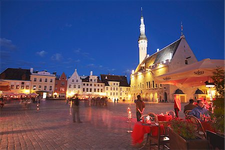 simsearch:862-03711071,k - Estonie, Tallinn, cafés en plein air à la place de la mairie (Raekoja Plats) au crépuscule avec la mairie en arrière-plan Photographie de stock - Rights-Managed, Code: 862-03711053