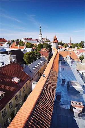 simsearch:862-03711104,k - Estonie, Tallinn, vue de la basse-ville de mur de la ville avec l'Eglise Oleviste en arrière-plan Photographie de stock - Rights-Managed, Code: 862-03711067