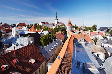 simsearch:862-03711096,k - Estonie, Tallinn, vue de la basse-ville de mur de la ville avec l'Eglise Oleviste en arrière-plan Photographie de stock - Rights-Managed, Code: 862-03711068