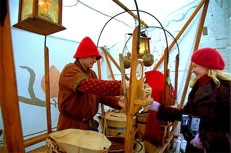 estonie - Estonie, Tallin ; Stand de la rue et le vendeur traditionnel vêtements ventes amandes chaudes sucrées Photographie de stock - Rights-Managed, Code: 862-03711113