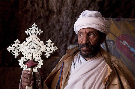 simsearch:841-03502454,k - Ethiopie, Lalibela. Un prêtre dans l'une des anciennes églises creusées dans le roc de Lalibela. Photographie de stock - Rights-Managed, Code: 862-03711135