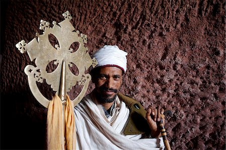 Ethiopie, Lalibela. Un prêtre dans l'une des anciennes églises creusées dans le roc de Lalibela. Photographie de stock - Rights-Managed, Code: 862-03711133