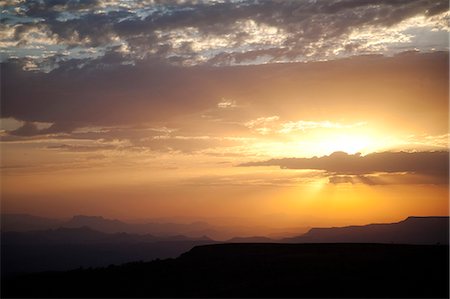 Ethiopie, Lalibela. Coucher de soleil au-dessus de la Amhara région robuste, tirée d'une colline qui surplombe Lalibela. Photographie de stock - Rights-Managed, Code: 862-03711144