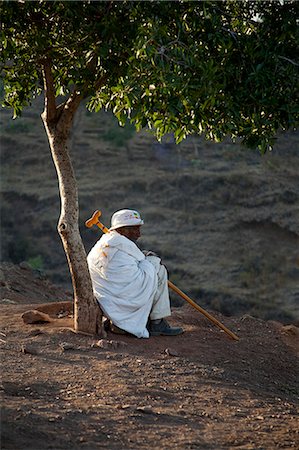 simsearch:862-03737290,k - Ethiopie, Lalibela. Un vieil homme se repose sous un arbre dans la lumière matinale. Photographie de stock - Rights-Managed, Code: 862-03711143