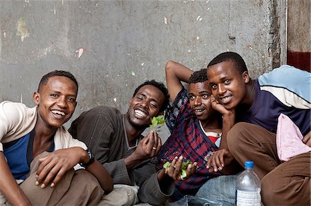 simsearch:862-03437076,k - Éthiopie, Harar. Un groupe de jeunes hommes appréciant les effets des stimulants locaux Chat. Photographie de stock - Rights-Managed, Code: 862-03711160