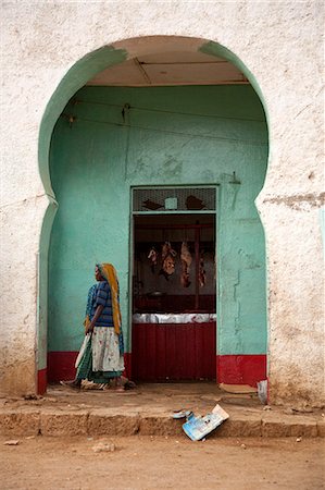 Äthiopien, Harar. Eine Frau geht vorbei an einem Metzger in die muslimische Fleischmarkt Harar. Stockbilder - Lizenzpflichtiges, Bildnummer: 862-03711163