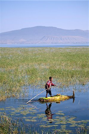 simsearch:862-03354000,k - Ethiopie, lac Awassa. Un jeune garçon plates une anche traditionnelle Tankwa à travers les roseaux. Photographie de stock - Rights-Managed, Code: 862-03711179