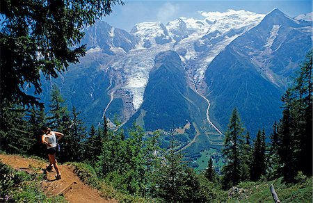 simsearch:862-03352165,k - France,Haute-Savoie,Chamonix. A walker heads up the trail on the Tour de Pays du Mont Blanc opposite Mont Blanc above Chamonix. Foto de stock - Con derechos protegidos, Código: 862-03711236