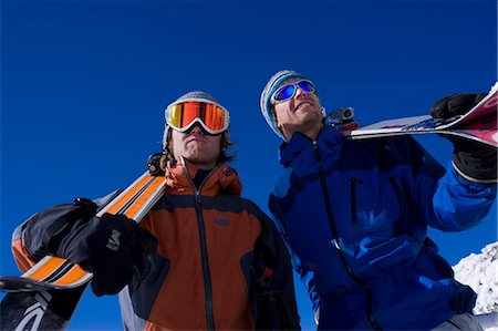 simsearch:862-03711275,k - Zwei Skifahrer mit Skiern über die Schultern in Chamonix, Frankreich Stockbilder - Lizenzpflichtiges, Bildnummer: 862-03711287