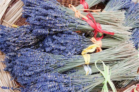 simsearch:862-03711374,k - Provence, France. Lavender stalks in a basket in Provence Foto de stock - Con derechos protegidos, Código: 862-03711340