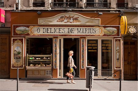 simsearch:862-03711326,k - Lyon, France; A street scene in front of a bakery in Lyon France Foto de stock - Con derechos protegidos, Código: 862-03711351