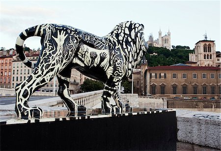 Lyon, France ; Une statue de lion sur un pont sur la Saône à Lyon France Photographie de stock - Rights-Managed, Code: 862-03711352