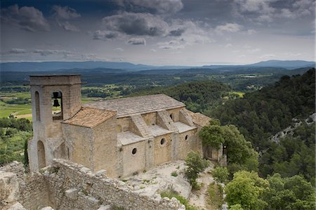 simsearch:862-06541483,k - The ruins of the church at Oppede le Vieux in Provence France Foto de stock - Direito Controlado, Número: 862-03711366