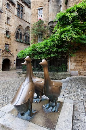 patte (animal) - Bronze statue closeup of goose. Place du marché aux oies.Sarlat, perigord Dordogne France. Stock Photo - Rights-Managed, Code: 862-03711394