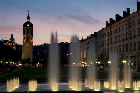 Coucher de soleil devant les fontaines éclairées à la Place Anotonin Poncet à Lyon France Photographie de stock - Rights-Managed, Code: 862-03711410