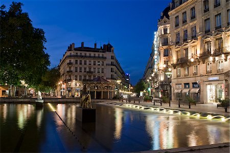 La place publique dans la soirée à Lyon France Photographie de stock - Rights-Managed, Code: 862-03711412